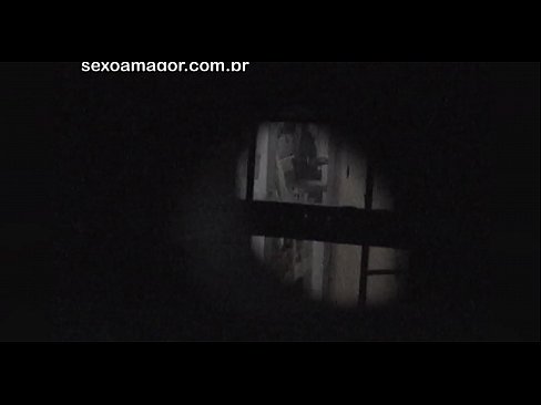 ❤️ Blondie ezkutuan grabatzen du auzoko voyeur batek adreilu hutsen atzean ezkutatuta ❤ Sexua gugan