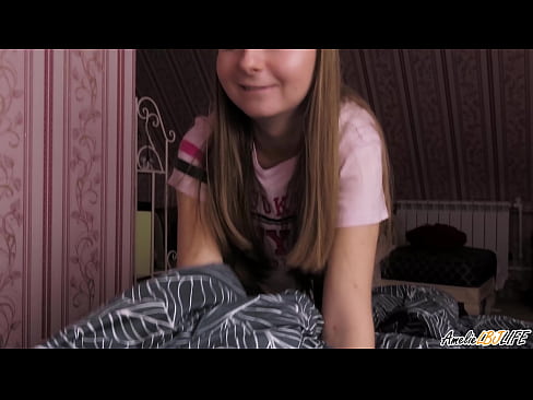 ❤️ Blondie-k bere BFF-ren sakon zurrupatzen du eta esperma jasotzen du ahoan ❤ Sexua gugan