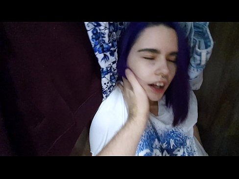 ❤️ Nire ahizpa armairuan aurkitu eta lagundu zion esperma ❤  Sexua gugan